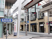 美術館通りから丸亀町商店街を北方向に入ります。写真右側、中国銀行向かいの建物です。