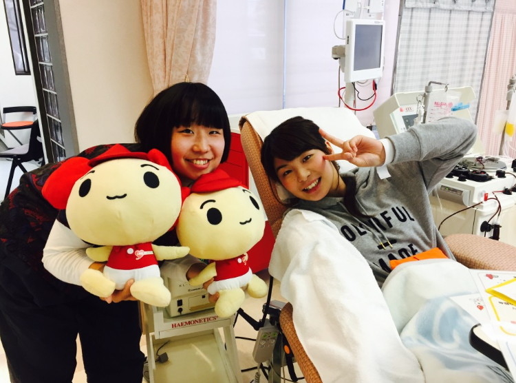 同じ学校で作業療法士を目指す古川さんは成分献血デビュー！