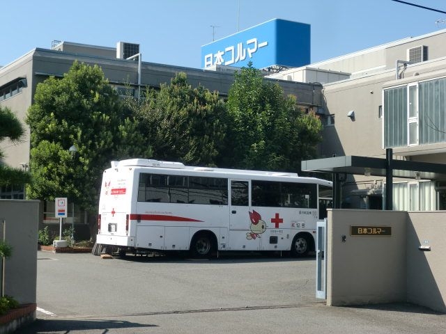献血バスと工場.jpg
