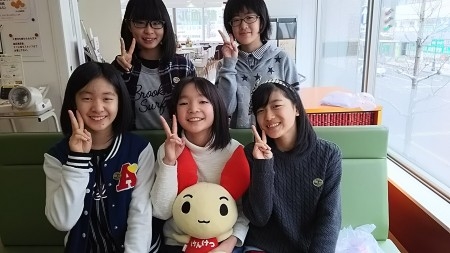 けんけつちゃんと一緒にピース!元気な5人組です♪