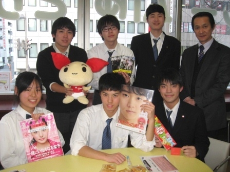 引率の五十嵐先生と一緒に記念撮影!キャンペーン記念品の羽生結弦さんのクリアファイルもゲット♪