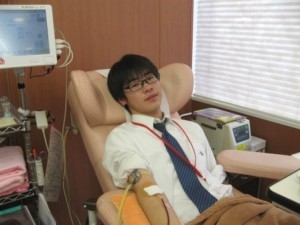 こちらは献血中の生徒さん。ちょっと緊張...？