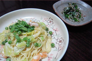 エンドウ豆と海老のチーズクリームパスタ＆小女子とほうれん草の塩麹和え