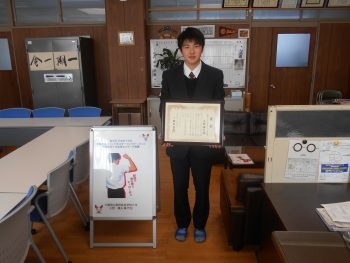 (表彰状を手にする小野颯太さん)